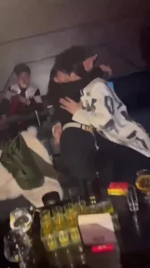 嫂子现在就是我的胯下玩物，跪在胯下吸吮带着淫液的肉棒