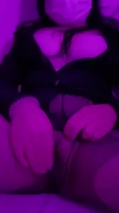 女大一个人在家自慰