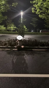 母畜国道爬行露出，面对路人避无可避