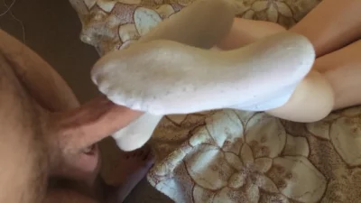 穿了一天的小白袜足交看简戒