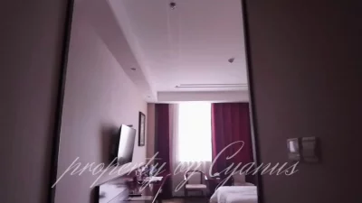 推门看到淫堕母狗在自慰，你会怎么做