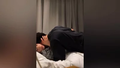 女大学生背着男友跟别人约会开房出轨